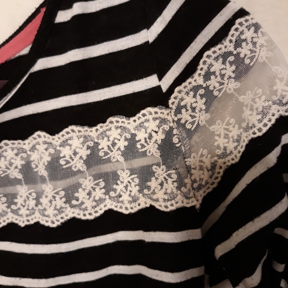 Ladies  Lace Trimmed Black/ White Wallflower Top **2/$15** - Picture 2 of 4